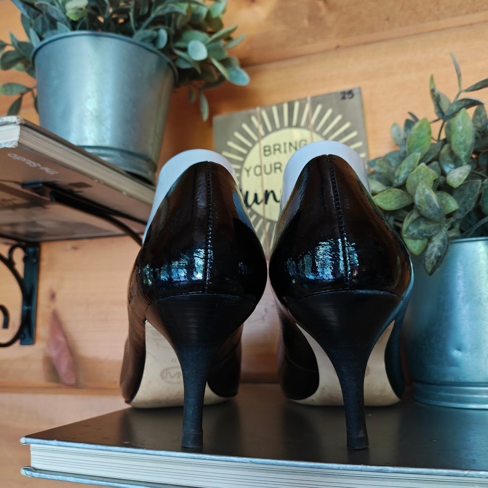 Michael Kors Black Crinkle Patent Leather Mid Classic Pumps Gold Logo Heels 6.5M - Picture 7 of 11